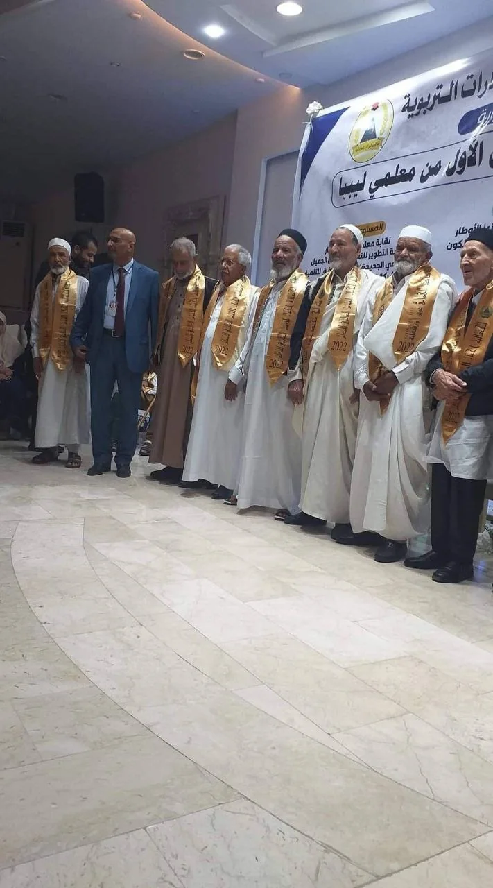 صورة جماعية لعدد من المعلمين المكرمين